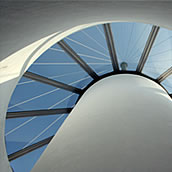 高岡市美術館　「光と水の塔」内部の螺旋階段
