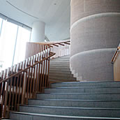 高岡市美術館　展示室へ向かう階段
