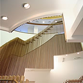 高岡市美術館　1階から2階への階段