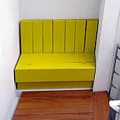 蔵回廊　黄色いベンチ