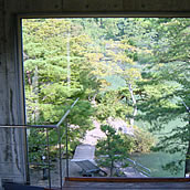 舟戸公園ゲートと展望休憩所　建物の中の景色